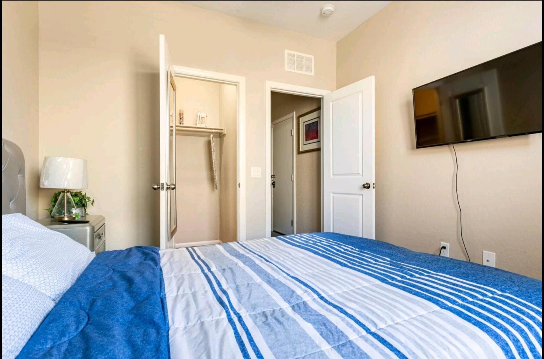 Habitación en casa particular 1 North Vegas Airport Pick Up Private Bathroom *